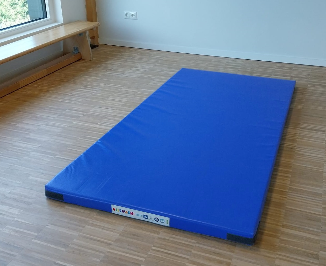 Fallschutzmatte. Farbe: blau