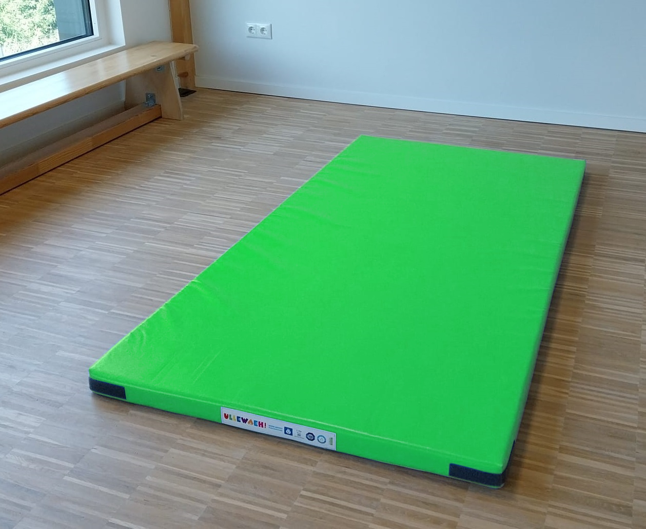 Fallschutzmatte. Farbe: hell gruen