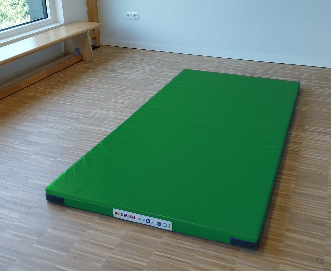 Fallschutzmatte. Farbe: gruen