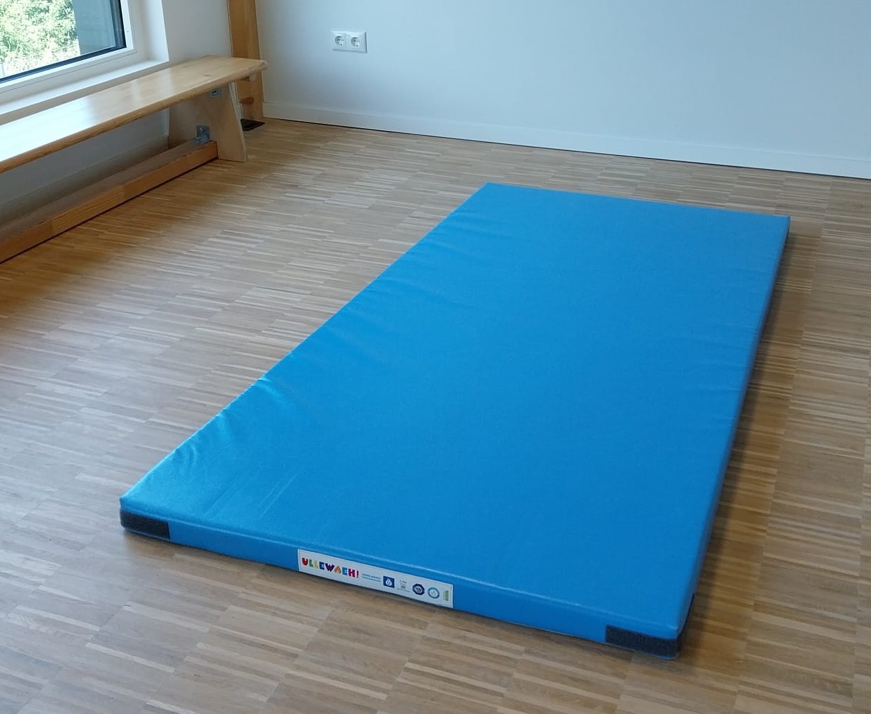 Fallschutzmatte. Farbe: hell blau